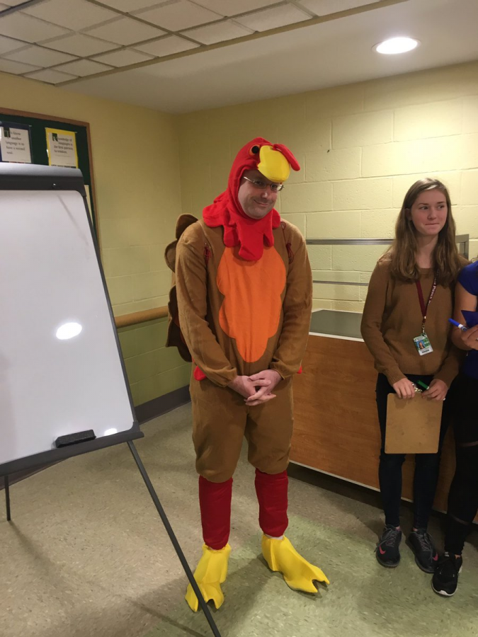 Mr.Aubuchon%2C+History+teacher+at+Oakmont%2C+dressed+as+a+turkey+to+announce+the+winning+numbers+at+Turkey+Bingo+