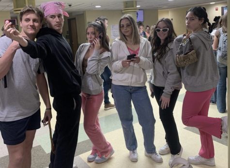 Seniors show off their outfits on 2000s day!