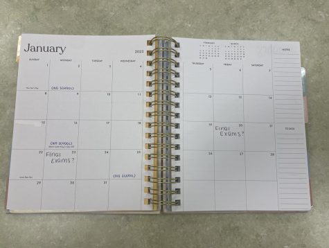 The calendar depicts Oakmonts final exam schedule for the first semester courses. 