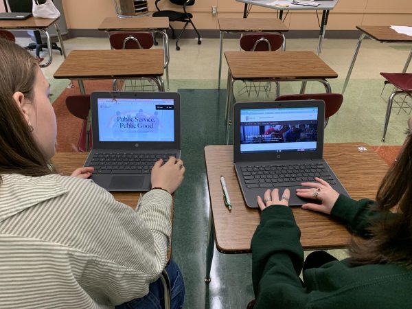 Seniors looking at colleges online
