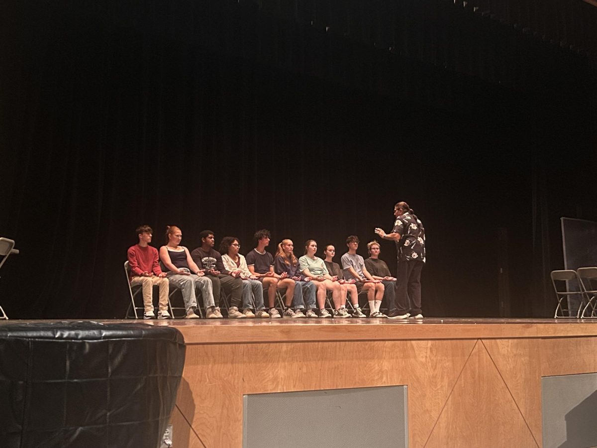 The hypnotist and the line of volunteers