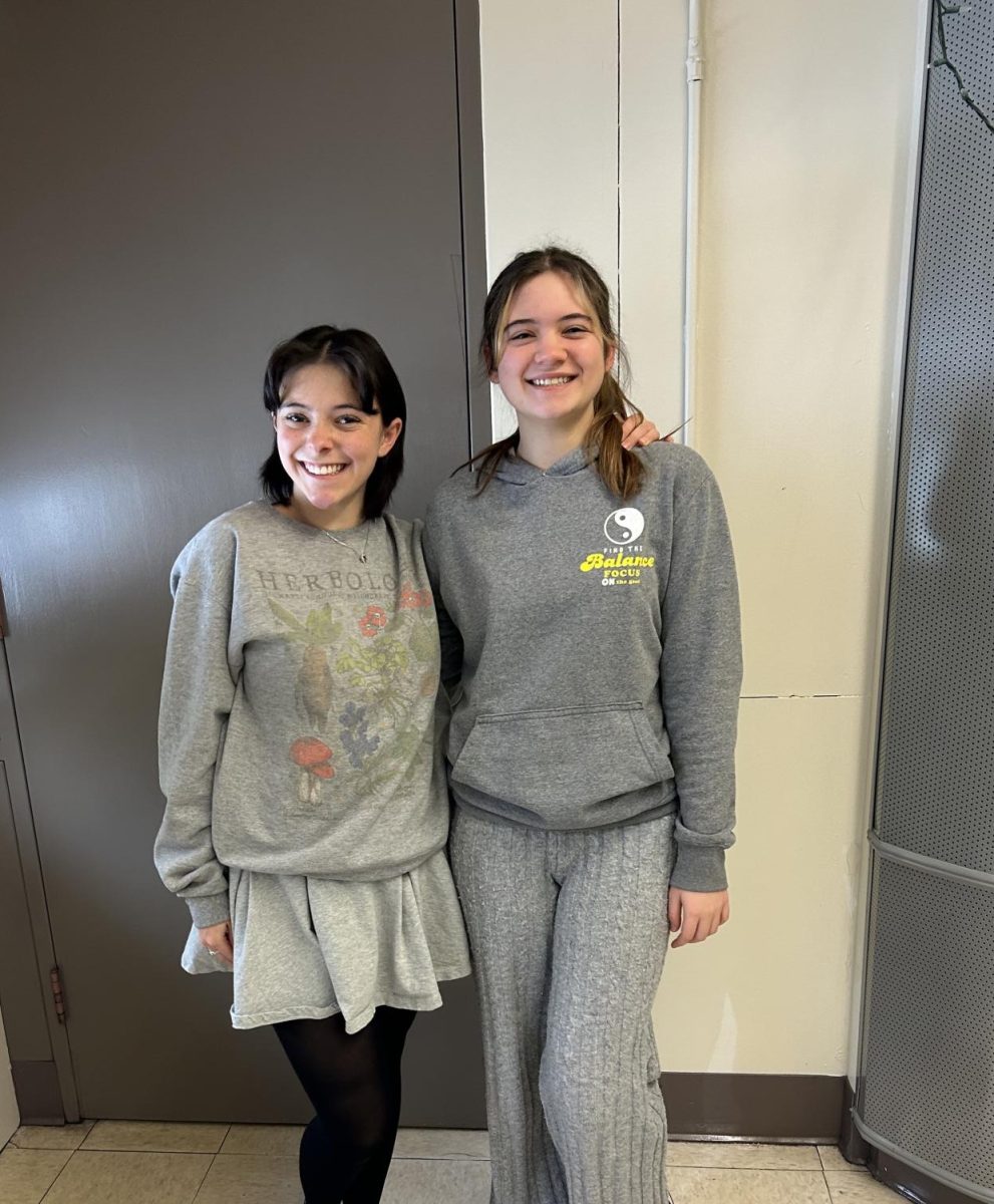 Julia and Ornella wearing their gray!