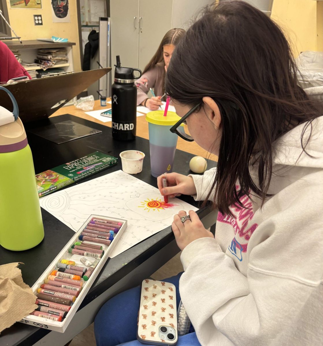 Senior Bryanna Boyce starting the coloring process of her piece.